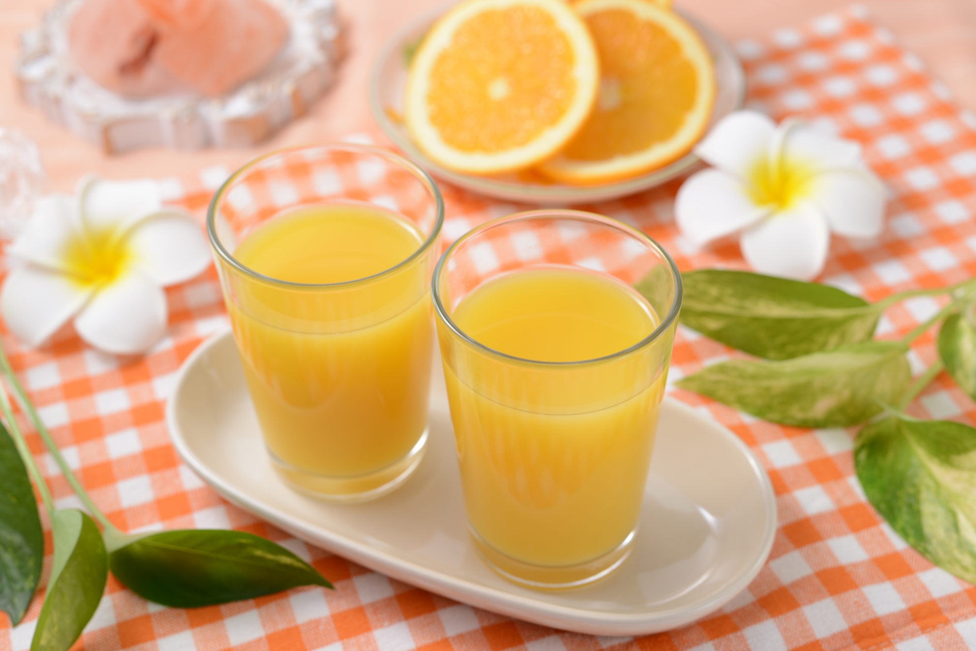 カフェで楽しむ生搾りオレンジジュース