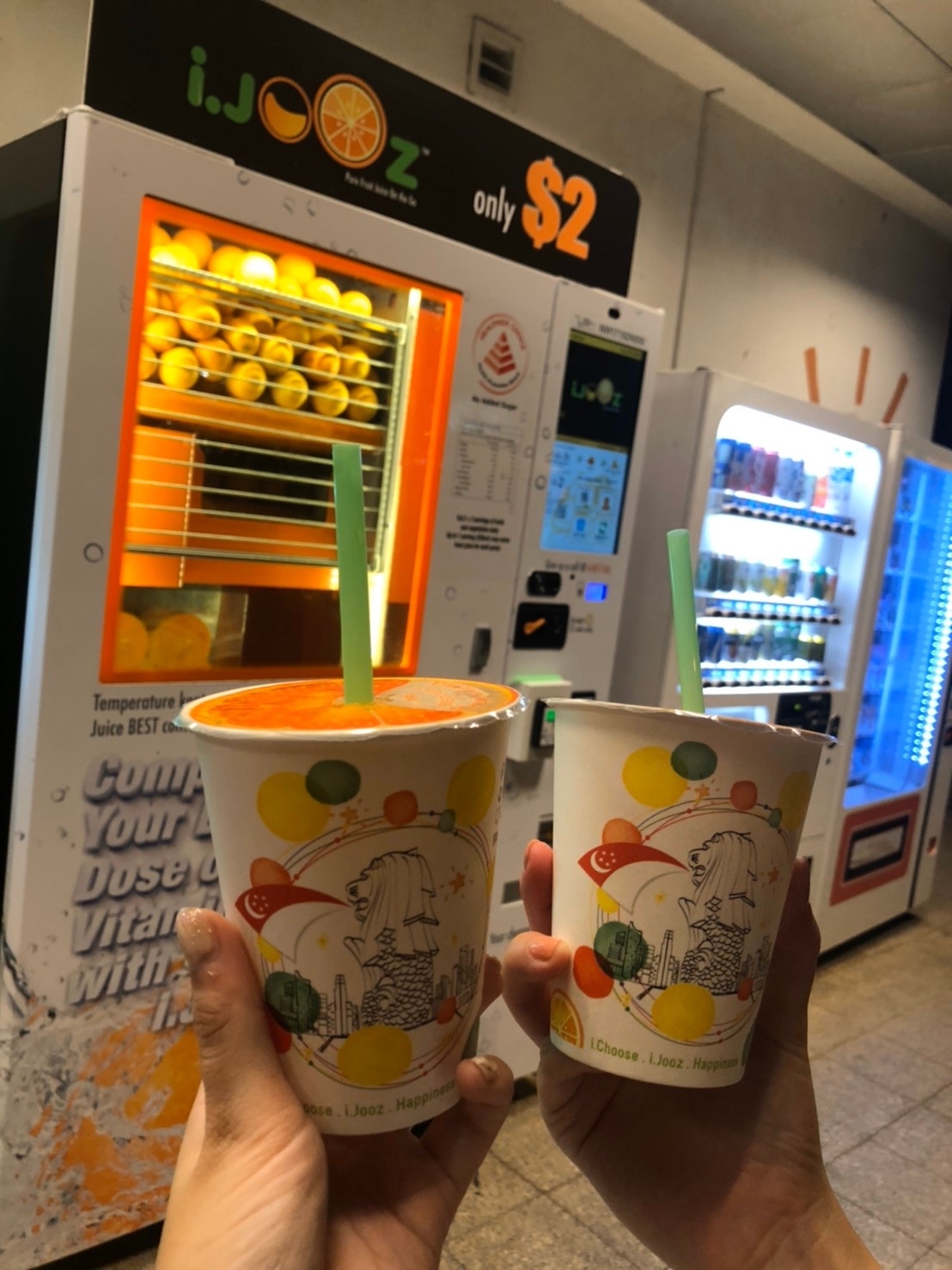 生搾りオレンジジュース自販機